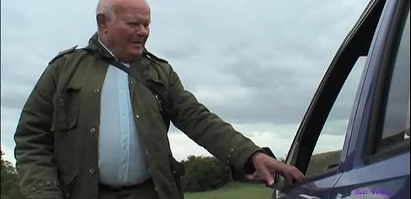  Un anziano signore vede una giovane ragazza in difficoltà con la sua auto